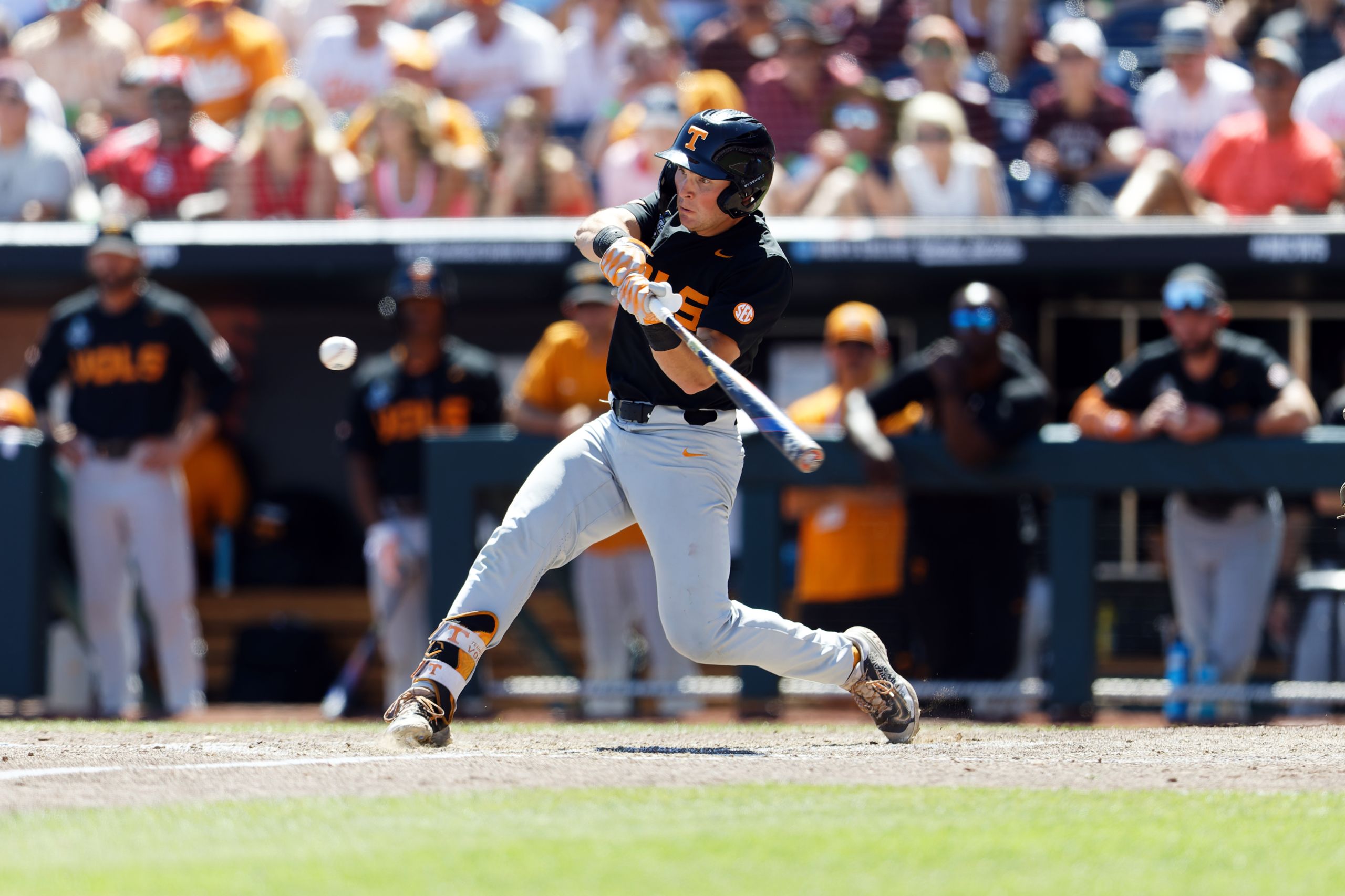 Tennessee catches up, beats Texas A&M and forces third college game of the World Series